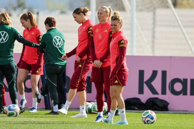 Herzogenaurach, Germany 09 April 2026 International match of the German womens national soccer team in preparation for the World Cup qualifiers in Herzogenaurach Training In the picture from left Larissa Mühlhaus Muehlhaus Germany , Lea Schüller Schueller Germany and Linda Dallmann Germany Copyright: HMBxMedia MadeleinexFantini