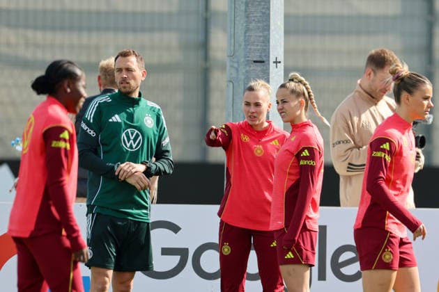 Herzogenaurach, Germany 09 April 2026 International match measure of the German womens national soccer team in preparation for the World Cup qualifiers in Herzogenaurach Training In the picture from left athletics coach Julius Balsmeier Germany , Laura Freigang Germany , Giulia Gwinn Germany and Selina Cerci Germany Copyright: HMBxMedia MadeleinexFantini
