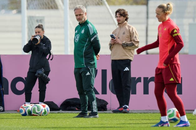 Herzogenaurach, Germany 09 April 2026 International match measure of the German national womens soccer team in preparation for the World Cup qualifiers in Herzogenaurach Training In the picture national coach Christian Wück Wueck Germany Copyright: HMBxMedia MadeleinexFantini
