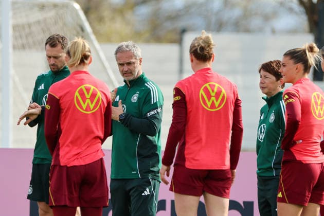 Herzogenaurach, Germany 09 April 2026 International match measure of the German national womens soccer team in preparation for the World Cup qualification in Herzogenaurach Training In the picture from left athletics coach Julius Balsmeier Germany , national coach Christian Wück Wueck Germany and co-coach Maren Meinert Germany at the team meeting with the players of the German national womens soccer team Copyright: HMBxMedia MadeleinexFantini