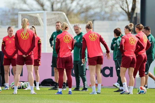 Herzogenaurach, Germany 09 April 2026 International match measure of the German national womens soccer team in preparation for the World Cup qualifiers in Herzogenaurach Training In the picture The players of the German national womens soccer team in the team circle for the team meeting with national coach Christian Wück Wueck Germany Copyright: HMBxMedia MadeleinexFantini