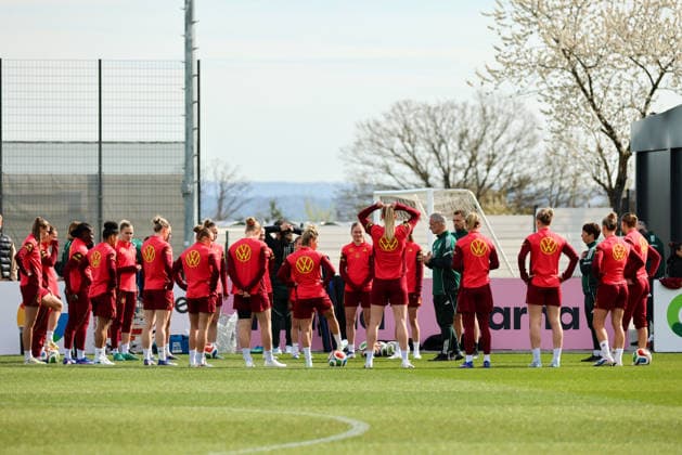 Herzogenaurach, Germany 09 April 2026 International match measure of the German national womens soccer team in preparation for the World Cup qualifiers in Herzogenaurach Training In the picture The players of the German national womens soccer team in the team circle for the team meeting with national coach Christian Wück Wueck Germany Copyright: HMBxMedia MadeleinexFantini