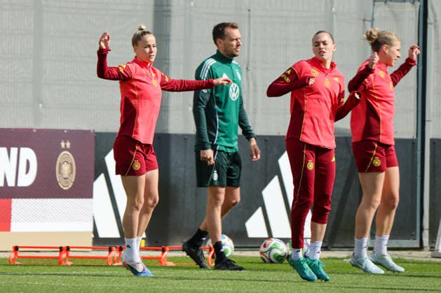Herzogenaurach, Germany 09 April 2026 International match measure of the German national womens soccer team in preparation for the World Cup qualifiers in Herzogenaurach Training In the picture from left Giulia Gwinn Germany , athletics coach Julius Balsmeier Germany , Laura Freigang Germany and Rebecca Knaak Germany Copyright: HMBxMedia MadeleinexFantini