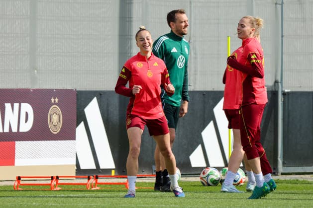 Herzogenaurach, Germany 09 April 2026 International match measure of the German national womens soccer team in preparation for the World Cup qualifiers in Herzogenaurach Training In the picture from left Giulia Gwinn Germany , athletics coach Julius Balsmeier Germany and Laura Freigang Germany Copyright: HMBxMedia MadeleinexFantini