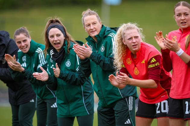 2026.04.10, xkwix, Fußball, UEFA Women s UNDER 19 Championship qualification, Republic of Ireland - Germany, Uhlenkrugstadion, Runde 2 1.Spieltag, Saison 2025 2026: Melanie Behringer (Deutschland U19 Frauen Coach) klatscht mit Spielerinnen und Betreuern die sich aufwärmenden Spielerinen DFB regulations prohibit any use of photographs as image sequences and or quasi-video. Photo: xKamilxWilkowskixPressefotoKochx Nordrhein-Westfalen Deutschland *** 2026 04 10, xkwix, Football, UEFA Women s UNDER 19 Championship qualification, Republic of Ireland Germany, Uhlenkrugstadion, Round 2 1 Matchday, Season 2025 2026 Melanie Behringer Germany U19 Women Coach claps with players and coaches warming up DFB regulations prohibit any use of photographs as image sequences and or quasi video Photo xKamilxWilkowskixPressefotoKochx Nordrhein Westfalen Germany