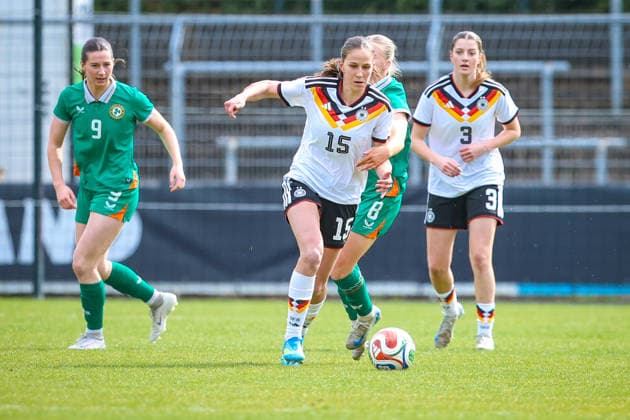2026.04.10, xkwix, Fußball, UEFA Women s UNDER 19 Championship qualification, Republic of Ireland - Germany, Uhlenkrugstadion, Runde 2 1.Spieltag, Saison 2025 2026: Maj Schneider (Deutschland U19 Frauen 15) im Zweikampf gegen Maeve Wollmer (Irland U19 Frauen 8) DFB regulations prohibit any use of photographs as image sequences and or quasi-video. Photo: xKamilxWilkowskixPressefotoKochx Nordrhein-Westfalen Deutschland *** 2026 04 10, xkwix, Football, UEFA Women s UNDER 19 Championship qualification, Republic of Ireland Germany, Uhlenkrugstadion, Round 2 1 Matchday, Season 2025 2026 Maj Schneider Germany U19 Women 15 in duel against Maeve Wollmer Ireland U19 Women 8 DFB regulations prohibit any use of photographs as image sequences and or quasi video Photo xKamilxWilkowskixPressefotoKochx Nordrhein Westfalen Germany