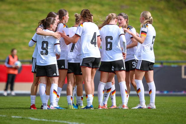 2026.04.10, xkwix, Fußball, UEFA Women s UNDER 19 Championship qualification, Republic of Ireland - Germany, Uhlenkrugstadion, Runde 2 1.Spieltag, Saison 2025 2026: Jubel des Teams beim Tor zum 1:0 durch Lotta Wrede(Deutschland U19 Frauen 8) DFB regulations prohibit any use of photographs as image sequences and or quasi-video. Photo: xKamilxWilkowskixPressefotoKochx Nordrhein-Westfalen Deutschland *** 2026 04 10, xkwix, Football, UEFA Women s UNDER 19 Championship qualification, Republic of Ireland Germany, Uhlenkrugstadion, Round 2 1 Matchday, Season 2025 2026 Team cheers at the 1 0 goal by Lotta Wrede Germany U19 Women 8 DFB regulations prohibit any use of photographs as image sequences and or quasi video Photo xKamilxWilkowskixPressefotoKochx Nordrhein Westfalen Germany