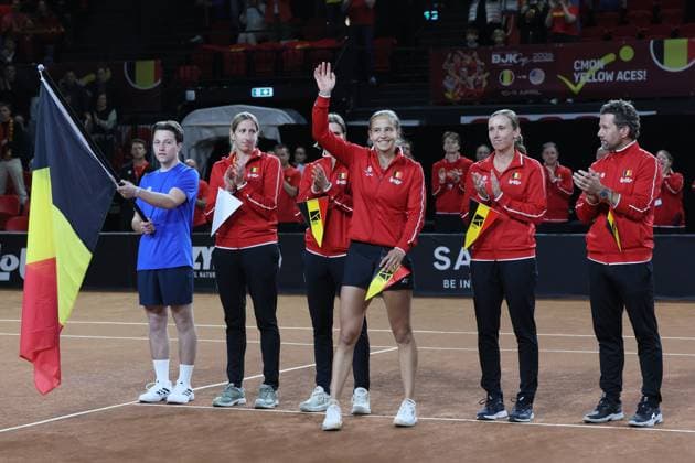 Belgian Magali Kempen, Belgian Greet Minnen, Belgian Hanne Vandewinkel, Belgian Elise Mertens and Belgian team captain Wim Fissette pictured ahead of the first game between Belgian Vandewinkel WTA, Tennis Damen 94) and US Jovic (WTA 16) on the first day of tennis matches between Belgium and USA, in the qualifiers of the Billie Jean King Cup tennis, in Oostende, Belgium, on Friday 10 April 2026. The meeting takes place on 10 and 11th April. PHOTO BENOITxDOPPAGNE  x170400837x