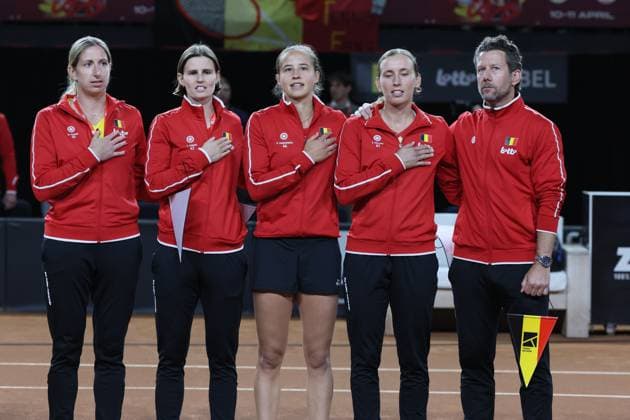 Belgian Magali Kempen, Belgian Greet Minnen, Belgian Hanne Vandewinkel, Belgian Elise Mertens and Belgian team captain Wim Fissette pictured ahead of the first game between Belgian Vandewinkel WTA, Tennis Damen 94) and US Jovic (WTA 16) on the first day of tennis matches between Belgium and USA, in the qualifiers of the Billie Jean King Cup tennis, in Oostende, Belgium, on Friday 10 April 2026. The meeting takes place on 10 and 11th April. PHOTO BENOITxDOPPAGNE  x170401021x