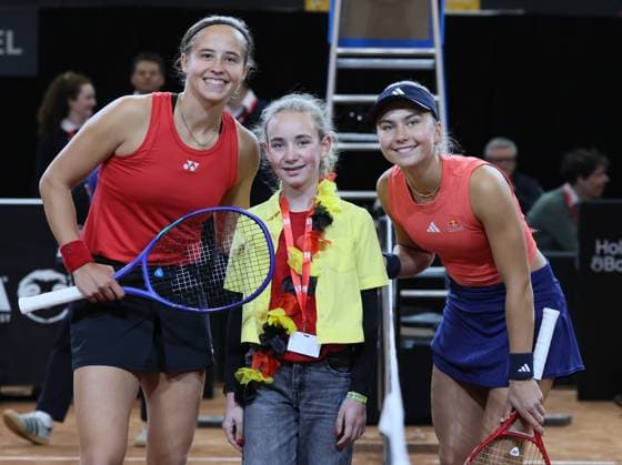 Belgian Hanne Vandewinkel and US Iva Jovic pictured ahead of the first game between Belgian Vandewinkel WTA, Tennis Damen 94) and US Jovic (WTA 16) on the first day of tennis matches between Belgium and USA, in the qualifiers of the Billie Jean King Cup tennis, in Oostende, Belgium, on Friday 10 April 2026. The meeting takes place on 10 and 11th April. PHOTO BENOITxDOPPAGNE  x170401209x