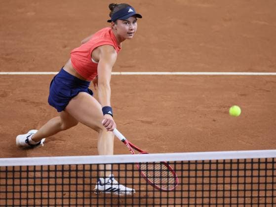 US Iva Jovic pictured in action during the first game between Belgian Vandewinkel WTA, Tennis Damen 94) and US Jovic (WTA 16) on the first day of tennis matches between Belgium and USA, in the qualifiers of the Billie Jean King Cup tennis, in Oostende, Belgium, on Friday 10 April 2026. The meeting takes place on 10 and 11th April. PHOTO BENOITxDOPPAGNE  x170401698x