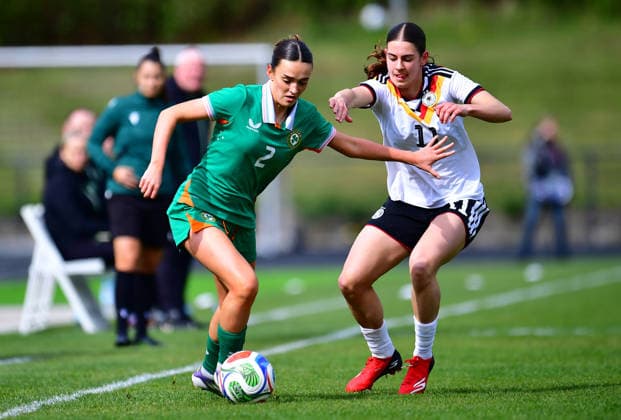 Fußball UEFA U19-Juniorinnen EM-Qualifikation: Irland - Deutschland am 10.04.2026 im Stadion Uhlenkrug in Essen Sophia Leonard ( Irland ), links - Leni Eggert ( Deutschland ), rechts DFB regulations prohibit any use of photographs as image sequences and or quasi-video. Nordrhein-Westfalen Deutschland *** Soccer UEFA U19 Junior European Championship Qualification Ireland Germany on 10 04 2026 at Stadion Uhlenkrug in Essen Sophia Leonard Ireland , left Leni Eggert Germany , right DFB regulations prohibit any use of photographs as image sequences and or quasi video Nordrhein Westfalen Germany