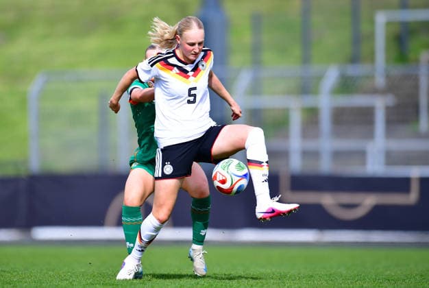 Fußball UEFA U19-Juniorinnen EM-Qualifikation: Irland - Deutschland am 10.04.2026 im Stadion Uhlenkrug in Essen Luzie Zähringer ( Deutschland ), vorne - Maeve Wollmer ( Irland ), hinten DFB regulations prohibit any use of photographs as image sequences and or quasi-video. Nordrhein-Westfalen Deutschland *** Soccer UEFA U19 Junior European Championship Qualifier Ireland Germany on 10 04 2026 at Stadion Uhlenkrug in Essen Luzie Zähringer Germany , front Maeve Wollmer Ireland , back DFB regulations prohibit any use of photographs as image sequences and or quasi video Nordrhein Westfalen Germany