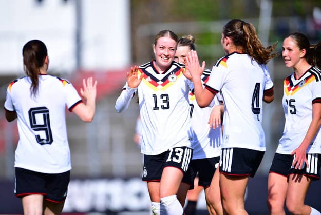 Fußball UEFA U19-Juniorinnen EM-Qualifikation: Irland - Deutschland am 10.04.2026 im Stadion Uhlenkrug in Essen Torjubel zum 2:0 durch Lany Bäcker ( Deutschland ), mitte DFB regulations prohibit any use of photographs as image sequences and or quasi-video. Nordrhein-Westfalen Deutschland *** Soccer UEFA U19 Junior European Championship Qualification Ireland Germany on 10 04 2026 at Stadion Uhlenkrug in Essen Goal celebration to 2 0 by Lany Bäcker Germany , mitte DFB regulations prohibit any use of photographs as image sequences and or quasi video Nordrhein Westfalen Germany