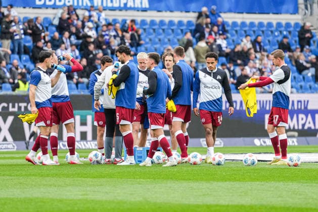 2. Bundesliga, Karlsruher SC vs Arminia Bielefeld, 10.04.2026 Die Bielefelder beim aufwärmen 2. Bundesliga, Karlsruher SC vs Arminia Bielefeld, BBBank Wildpark Karlsruhe, 10.04.2026 DFB DFL REGULATIONS PROHIBIT ANY USE OF PHOTOGRAPHS AS IMAGE SEQUENCES AND OR QUASI-VIDEO. *** 2 Bundesliga, Karlsruher SC vs Arminia Bielefeld, 10 04 2026 The Bielefeld team warming up 2 Bundesliga, Karlsruher SC vs Arminia Bielefeld, BBBank Wildpark Karlsruhe, 10 04 2026 DFB DFL REGULATIONS PROHIBIT ANY USE OF PHOTOGRAPHS AS IMAGE SEQUENCES AND OR QUASI VIDEO Copyright: xBEAUTIFULxSPORTS Boscox