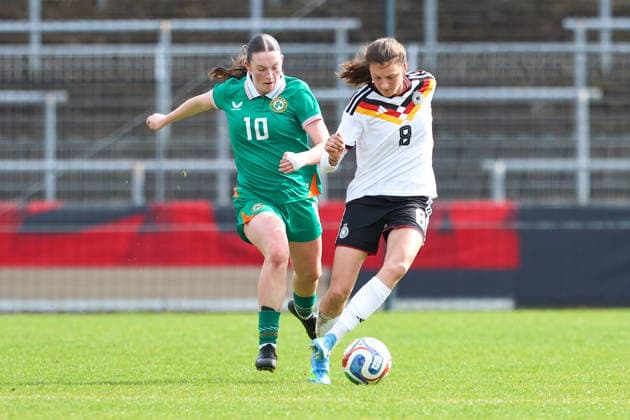 2026.04.10, xkwix, Fußball, UEFA Women s UNDER 19 Championship qualification, Republic of Ireland - Germany, Uhlenkrugstadion, Runde 2 1.Spieltag, Saison 2025 2026: Lotta Wrede(Deutschland U19 Frauen 8) im Zweikampf gegen Hannah Healy(Irland U19 Frauen 10) DFB regulations prohibit any use of photographs as image sequences and or quasi-video. Photo: xKamilxWilkowskixPressefotoKochx Nordrhein-Westfalen Deutschland *** 2026 04 10, xkwix, Fußball, UEFA Women s UNDER 19 Championship qualification, Republic of Ireland Germany, Uhlenkrugstadion, Runde 2 1 Spieltag, Saison 2025 2026 Lotta Wrede Deutschland U19 Frauen 8 im Zweikampf gegen Hannah Healy Irland U19 Frauen 10 DFB regulations prohibit any use of photographs as image sequences and or quasi video Photo xKamilxWilkowskixPressefotoKochx Nordrhein Westfalen Germany