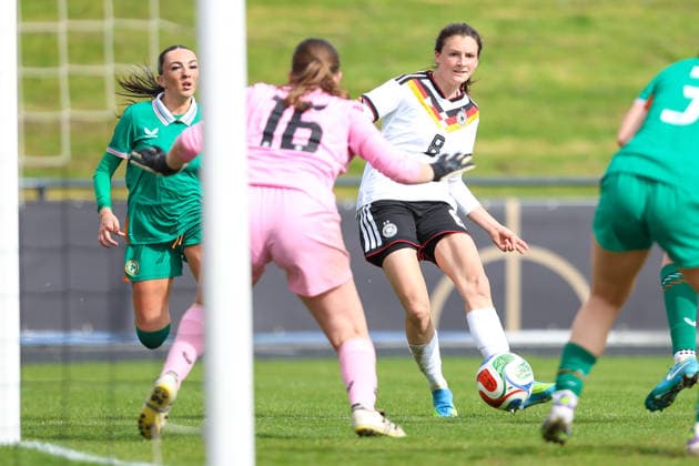 2026.04.10, xkwix, Fußball, UEFA Women s UNDER 19 Championship qualification, Republic of Ireland - Germany, Uhlenkrugstadion, Runde 2 1.Spieltag, Saison 2025 2026: Lotta Wrede(Deutschland U19 Frauen 8) im Zweikampf gegen Enya Carthy (Irland U19 Frauen 16) beim Torschuss DFB regulations prohibit any use of photographs as image sequences and or quasi-video. Photo: xKamilxWilkowskixPressefotoKochx Nordrhein-Westfalen Deutschland *** 2026 04 10, xkwix, Fußball, UEFA Women s UNDER 19 Championship qualification, Republic of Ireland Germany, Uhlenkrugstadion, Runde 2 1 Spieltag, Saison 2025 2026 Lotta Wrede Deutschland U19 Frauen 8 im Zweikampf gegen Enya Carthy Irland U19 Frauen 16 beim Torschuss DFB regulations prohibit any use of photographs as image sequences and or quasi video Photo xKamilxWilkowskixPressefotoKochx Nordrhein Westfalen Germany