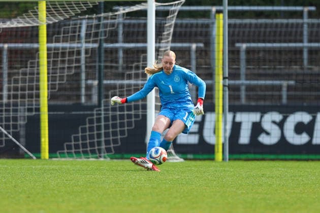 2026.04.10, xkwix, Fußball, UEFA Women s UNDER 19 Championship qualification, Republic of Ireland - Germany, Uhlenkrugstadion, Runde 2 1.Spieltag, Saison 2025 2026: Janne Krumme (Deutschland U19 Frauen 1) DFB regulations prohibit any use of photographs as image sequences and or quasi-video. Photo: xKamilxWilkowskixPressefotoKochx Nordrhein-Westfalen Deutschland *** 2026 04 10, xkwix, Football, UEFA Women s UNDER 19 Championship qualification, Republic of Ireland Germany, Uhlenkrugstadion, Round 2 1 Matchday, Season 2025 2026 Janne Krumme Germany U19 Women 1 DFB regulations prohibit any use of photographs as image sequences and or quasi video Photo xKamilxWilkowskixPressefotoKochx Nordrhein Westfalen Germany