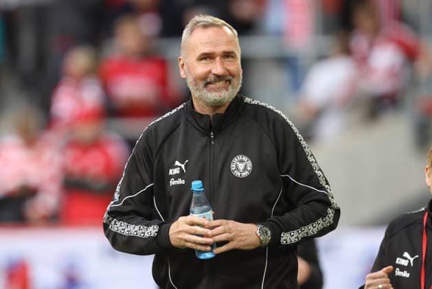 Trainer Tim Walter (Holstein Kiel) waehrend des Spiels der 2. Bundesliga zwischen Fortuna Düsseldorf und Holstein Kiel, Merkur Spiel-Arena am 10. April 2026 in Düsseldorf, Deutschland. (Foto von Oliver Kaelke DeFodi Images) +++ Trainer Tim Walter (Holstein Kiel) looks on during the 2. Bundesliga match between Fortuna Düsseldorf and Holstein Kiel at Merkur Spiel-Arena on April 10, 2026 in Düsseldorf, Germany. (Photo by Oliver Kaelke DeFodi Images) (Photo by Oliver Kaelke DeFodi Images) - *** Trainer Tim Walter Holstein Kiel during the 2 Bundesliga match between Fortuna Düsseldorf and Holstein Kiel, Merkur Spiel Arena on April 10, 2026 in Düsseldorf, Germany Photo by Oliver Kaelke DeFodi Images Trainer Tim Walter Holstein Kiel looks on during the 2 Bundesliga match between Fortuna Düsseldorf and Holstein Kiel at Merkur Spiel Arena on April 10, 2026 in Düsseldorf, Germany Photo by Oliver Kaelke DeFodi Images