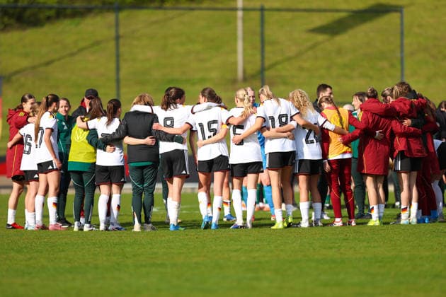 2026.04.10, xkwix, Fußball, UEFA Women s UNDER 19 Championship qualification, Republic of Ireland - Germany, Uhlenkrugstadion, Runde 2 1.Spieltag, Saison 2025 2026: Die Deutsche Nationalmannschaft nach Abpfiff im Kreis DFB regulations prohibit any use of photographs as image sequences and or quasi-video. Photo: xKamilxWilkowskixPressefotoKochx Nordrhein-Westfalen Deutschland *** 2026 04 10, xkwix, Football, UEFA Women s UNDER 19 Championship qualification, Republic of Ireland Germany, Uhlenkrugstadion, Round 2 1 Matchday, Season 2025 2026 The German national team after the final whistle in the circle DFB regulations prohibit any use of photographs as image sequences and or quasi video Photo xKamilxWilkowskixPressefotoKochx Nordrhein Westfalen Germany