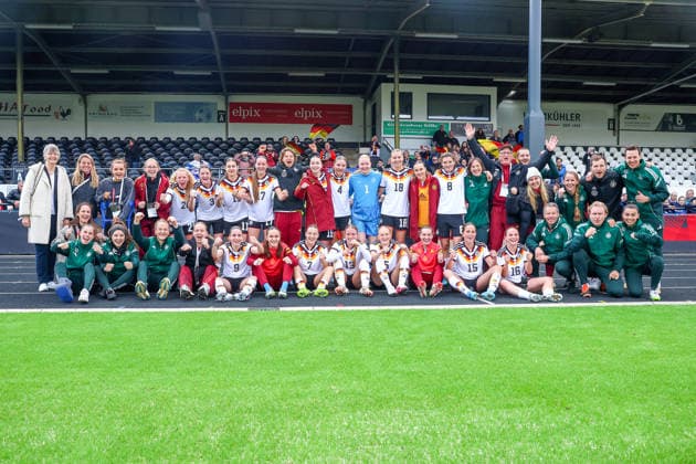 2026.04.10, xkwix, Fußball, UEFA Women s UNDER 19 Championship qualification, Republic of Ireland - Germany, Uhlenkrugstadion, Runde 2 1.Spieltag, Saison 2025 2026: Die Nationalmannschaft inklusive Trainerteam vor Tribüne als Gruppe DFB regulations prohibit any use of photographs as image sequences and or quasi-video. Photo: xKamilxWilkowskixPressefotoKochx Nordrhein-Westfalen Deutschland *** 2026 04 10, xkwix, Fußball, UEFA Women s UNDER 19 Championship qualification, Republic of Ireland Germany, Uhlenkrugstadion, Runde 2 1 Spieltag, Saison 2025 2026 Die Nationalmannschaft inklusive Trainerteam vor Tribüne als Gruppe DFB regulations prohibit any use of photographs as image sequences and or quasi video Photo xKamilxWilkowskixPressefotoKochx Nordrhein Westfalen Germany