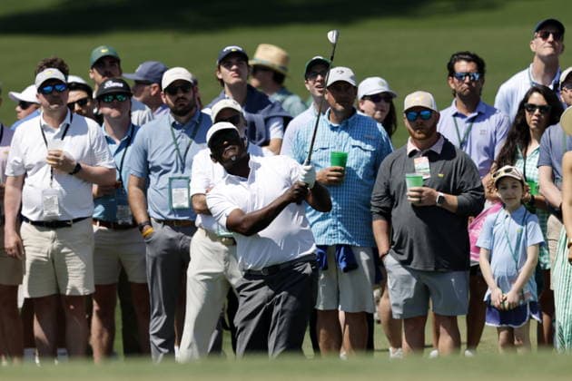 Golf 2026 Masters Tournament - Round 2 Vijay Singh of Fiji chips on hole 2 during Round 2 of the 2026 Masters tournament in August, Georgia, USA, 10 April 2026. Augusta United States  Copyright: xERIKxS.xLESSERx