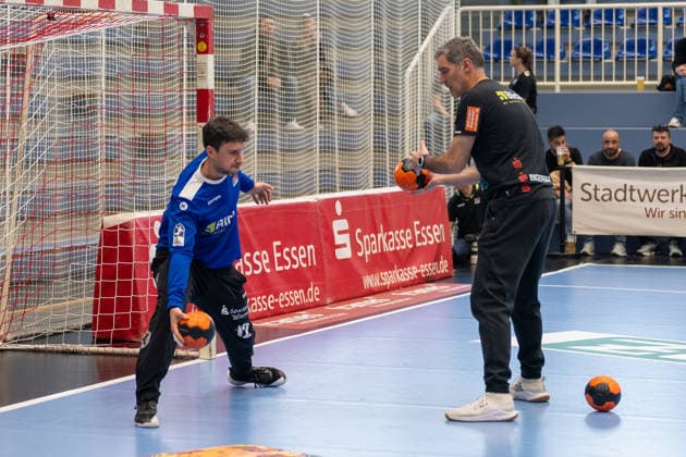 Daniel Rebmann (HBW Balingen Weilstetten, 12) bei der Vorbereitung mit Nikola Marinovic (HBW Balingen Weilstetten, Torwarttrainer). TuSEM Essen vs. HBW Balingen Weilstetten, Handball, 2. HBL, 27. Spieltag, Saison 2025 2026, 10.04.2026 TuSEM Essen vs. HBW Balingen Weilstetten, Handball, 2. HBL, 27. Spieltag, Saison 2025 2026, 10.04.2026 Essen *** Daniel Rebmann HBW Balingen Weilstetten, 12 during preparation with Nikola Marinovic HBW Balingen Weilstetten, Goalkeeping coach TuSEM Essen vs HBW Balingen Weilstetten, Handball, 2 HBL, Matchday 27, Season 2025 2026, 10 04 2026 TuSEM Essen vs HBW Balingen Weilstetten, Handball, 2 HBL, Matchday 27, Season 2025 2026, 10 04 2026 Essen Copyright: xEibner-Pressefoto ThomasxHaeslerx EP_THR