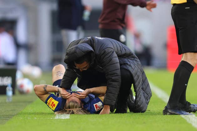 John Tolkin (Holstein Kiel) waehrend des Spiels der 2. Bundesliga zwischen Fortuna Düsseldorf und Holstein Kiel, Merkur Spiel-Arena am 10. April 2026 in Düsseldorf, Deutschland. (Foto von Oliver Kaelke DeFodi Images) +++ John Tolkin (Holstein Kiel) injured on the ground during the 2. Bundesliga match between Fortuna Düsseldorf and Holstein Kiel at Merkur Spiel-Arena on April 10, 2026 in Düsseldorf, Germany. (Photo by Oliver Kaelke DeFodi Images) (Photo by Oliver Kaelke DeFodi Images) - *** John Tolkin Holstein Kiel injured on the ground during the 2 Bundesliga match between Fortuna Düsseldorf and Holstein Kiel, Merkur Spiel Arena on April 10, 2026 in Düsseldorf, Germany Photo by Oliver Kaelke DeFodi Images John Tolkin Holstein Kiel injured on the ground during the 2 Bundesliga match between Fortuna Düsseldorf and Holstein Kiel at Merkur Spiel Arena on April 10, 2026 in Düsseldorf, Germany Photo by Oliver Kaelke DeFodi Images Photo by Oliver Kaelke DeFodi Images