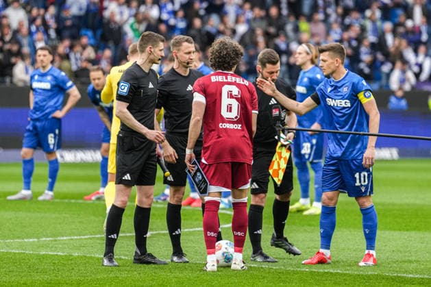 2. Bundesliga, Karlsruher SC vs Arminia Bielefeld, 10.04.2026 Bei der Seitenwahl MaÃ«l Corboz (Arminia Bielefeld, 6) und Marvin Wanitzek (Karlsruher SC, 10) mit Florian Lechner (Schiedsrichter) 2. Bundesliga, Karlsruher SC vs Arminia Bielefeld, BBBank Wildpark Karlsruhe, 10.04.2026 DFB DFL REGULATIONS PROHIBIT ANY USE OF PHOTOGRAPHS AS IMAGE SEQUENCES AND OR QUASI-VIDEO. *** 2 Bundesliga, Karlsruher SC vs Arminia Bielefeld, 10 04 2026 At the side selection Maël Corboz Arminia Bielefeld, 6 and Marvin Wanitzek Karlsruher SC, 10 with Florian Lechner Referee 2 Bundesliga, Karlsruher SC vs Arminia Bielefeld, BBBank Wildpark Karlsruhe, 10 04 2026 DFB DFL REGULATIONS PROHIBIT ANY USE OF PHOTOGRAPHS AS IMAGE SEQUENCES AND OR QUASI VIDEO Copyright: xBEAUTIFULxSPORTS Boscox