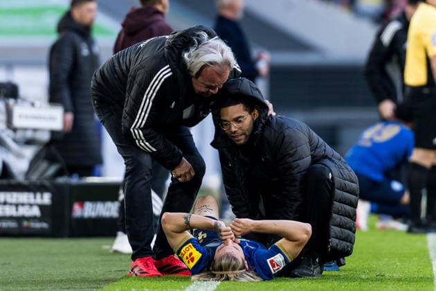 2. Fussball Bundesliga: Fortuna Düsseldorf 1895 - Holstein Kiel; 10.04.2026 John Tolkin (Holstein Kiel, 47) wird an der Seite weiter behandelt und muss ausgewechselt werden 2. Fussball Bundesliga, Fortuna Düsseldorf 1895 - Holstein Kiel, Düsseldorf, Merkur Spiel-Arena am 10.04.2026 DFL REGULATIONS PROHIBIT ANY USE OF PHOTOGRAPHS AS IMAGE SEQUENCES AND OR QUASI-VIDEO. *** 2 Soccer Bundesliga Fortuna Düsseldorf 1895 Holstein Kiel 10 04 2026 John Tolkin Holstein Kiel, 47 receives further treatment on the side and has to be substituted 2 Soccer Bundesliga, Fortuna Düsseldorf 1895 Holstein Kiel, Düsseldorf, Merkur Spiel Arena on 10 04 2026 DFL REGULATIONS PROHIBIT ANY USE OF PHOTOGRAPHS AS IMAGE SEQUENCES AND OR QUASI VIDEO Copyright: xBEAUTIFULxSPORTS Wunderlx