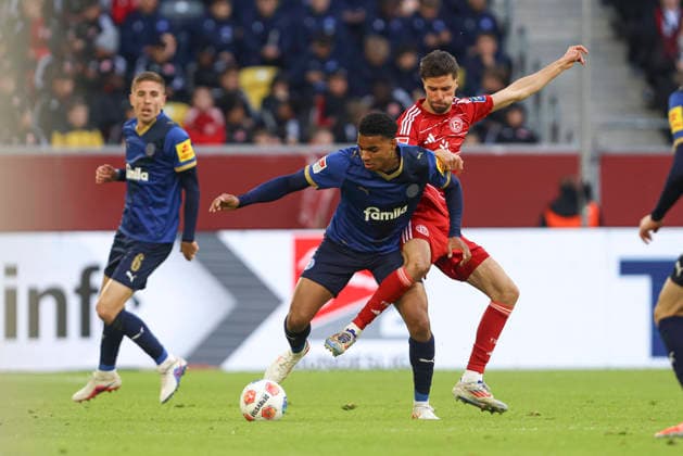 Ikem Arinzechukwu Ugoh (Holstein Kiel) und Anouar El Azzouzi (Fortuna Düsseldorf) waehrend des Spiels der 2. Bundesliga zwischen Fortuna Düsseldorf und Holstein Kiel, Merkur Spiel-Arena am 10. April 2026 in Düsseldorf, Deutschland. (Foto von Oliver Kaelke DeFodi Images) +++ Ikem Arinzechukwu Ugoh (Holstein Kiel) und Anouar El Azzouzi (Fortuna Düsseldorf) battle for the ball during the 2. Bundesliga match between Fortuna Düsseldorf and Holstein Kiel at Merkur Spiel-Arena on April 10, 2026 in Düsseldorf, Germany. (Photo by Oliver Kaelke DeFodi Images) (Photo by Oliver Kaelke DeFodi Images) - *** Ikem Arinzechukwu Ugoh Holstein Kiel and Anouar El Azzouzi Fortuna Düsseldorf during the 2 Bundesliga match between Fortuna Düsseldorf and Holstein Kiel, Merkur Spiel Arena on April 10, 2026 in Düsseldorf, Germany Photo by Oliver Kaelke DeFodi Images Ikem Arinzechukwu Ugoh Holstein Kiel and Anouar El Azzouzi Fortuna Düsseldorf battle for the ball during the 2 Bundesliga match between Fortuna Düsseldorf and Holstein Kiel at Merkur Spiel Arena on April 10, 2026 in Düsseldorf, Germany Photo by Oliver Kaelke DeFodi Images Photo by Oliver Kaelke DeFodi Images