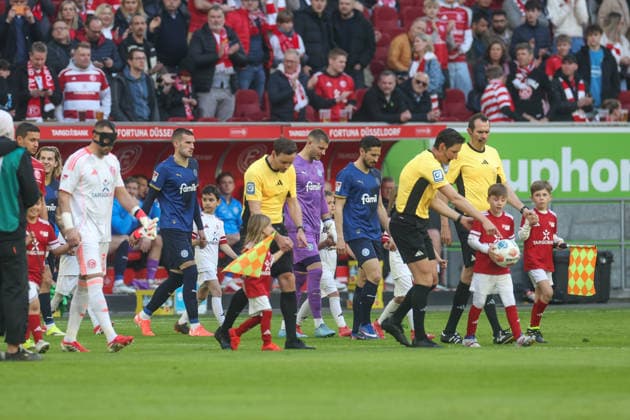 10.04.2026, Fussball, Saison 2025 2026, 2. Bundesliga, 29. Spieltag, Fortuna Duesseldorf - Holstein Kiel, Steven Skrzybski (Holstein Kiel) führt seine Mannschaft auf den Platz. Düsseldorf Merkur-Spiel Arena NRW Deutschland xRHR-FOTOx *** 10 04 2026, Football, Season 2025 2026, 2 Bundesliga, Matchday 29, Fortuna Duesseldorf Holstein Kiel, Steven Skrzybski Holstein Kiel leads his team onto the pitch Düsseldorf Merkur Spiel Arena NRW Germany xRHR FOTOx Copyright: RHR-FOTOx RHR-FOTO