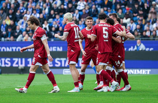 Deutschland: Karlsruher SC vs. Arminia Bielefeld, 2. Bundesliga, BBBank Wildpark (Karlsruhe): Jubel Arminia Bielefeld nach 0:1 von Robin Knoche, (Arminia Bielefeld, 31) Karlsruhe BBBank Wildpark Baden-Württemberg Deutschland *** Germany Karlsruher SC vs Arminia Bielefeld, 2 Bundesliga, BBBank Wildpark Karlsruhe Arminia Bielefeld cheer after 0 1 by Robin Knoche, Arminia Bielefeld, 31 Karlsruhe BBBank Wildpark Baden Württemberg Germany Copyright: xBenedictxChristx