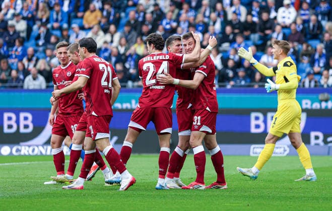 Deutschland: Karlsruher SC vs. Arminia Bielefeld, 2. Bundesliga, BBBank Wildpark (Karlsruhe): Jubel Arminia Bielefeld nach 0:1 von Robin Knoche, (Arminia Bielefeld, 31) Karlsruhe BBBank Wildpark Baden-Württemberg Deutschland *** Germany Karlsruher SC vs Arminia Bielefeld, 2 Bundesliga, BBBank Wildpark Karlsruhe Arminia Bielefeld cheer after 0 1 by Robin Knoche, Arminia Bielefeld, 31 Karlsruhe BBBank Wildpark Baden Württemberg Germany Copyright: xBenedictxChristx