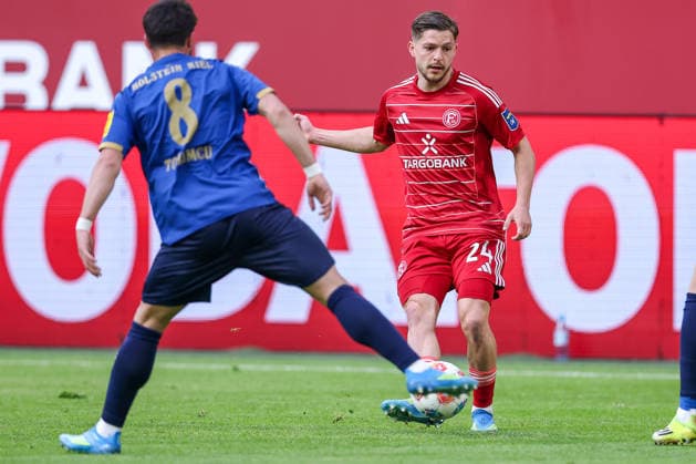 10.04.2026, Fußball, Fortuna Düsseldorf - Holstein Kiel, 2. Fußball Bundesliga, Herren, Merkur Spiel-Arena, 29. Spieltag, Saison 2025 2026: Umut Tohumcu (Holstein Kiel 08) im Zweikampf gegen Florent Muslija (Fortuna Düsseldorf 24) DFB regulations prohibit any use of photographs as image sequences and or quasi-video. Nordrhein-Westfalen Deutschland *** 10 04 2026, Football, Fortuna Düsseldorf Holstein Kiel, 2 Fußball Bundesliga, Herren, Merkur Spiel Arena, 29 Matchday, Saison 2025 2026 Umut Tohumcu Holstein Kiel 08 in duel against Florent Muslija Fortuna Düsseldorf 24 DFB regulations prohibit any use of photographs as image sequences and or quasi video Nordrhein Westfalen Germany