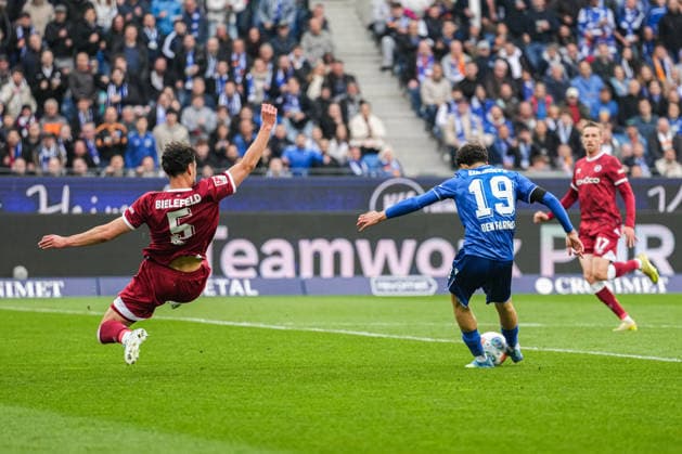 2. Bundesliga, Karlsruher SC vs Arminia Bielefeld, 10.04.2026 Zweikampf zwischen Maximilian Bauer (Arminia Bielefeld, 5) und Louey Ben Farhat (Karlsruher SC, 19) 2. Bundesliga, Karlsruher SC vs Arminia Bielefeld, BBBank Wildpark Karlsruhe, 10.04.2026 DFB DFL REGULATIONS PROHIBIT ANY USE OF PHOTOGRAPHS AS IMAGE SEQUENCES AND OR QUASI-VIDEO. *** 2 Bundesliga, Karlsruher SC vs Arminia Bielefeld, 10 04 2026 duel between Maximilian Bauer Arminia Bielefeld, 5 and Louey Ben Farhat Karlsruher SC, 19 2 Bundesliga, Karlsruher SC vs Arminia Bielefeld, BBBank Wildpark Karlsruhe, 10 04 2026 DFB DFL REGULATIONS PROHIBIT ANY USE OF PHOTOGRAPHS AS IMAGE SEQUENCES AND OR QUASI VIDEO Copyright: xBEAUTIFULxSPORTS Boscox