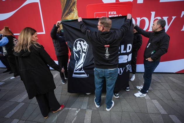 April 10, 2026, Vancouver, Bc, CANADA: Staff members use a banner to hide the FIFA World Cup, WM, Weltmeisterschaft, Fussball trophy as its moved during the launch of a trophy tour, in Vancouver, on Friday, April 10, 2026. Canada News - April 10, 2026  - ZUMAc35_ 20260410_zaf_c35_010 Copyright: xDarrylxDyckx