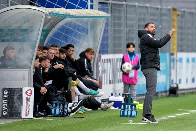 Jermaine Jones (Trainer, Cheftrainer, Schweinfurt), gibt Anweisungen, gestikuliert, mit den Armen gestikulieren, Freisteller, Ganzkörper, Einzelbild, Einzelfoto, Aktion, Action, am Spielfeldrand, an der Seitenauslinie, 10.04.2026, Sinsheim (Deutschland), Fussball, 3. Liga, TSG 1899 Hoffenheim II - 1. FC Schweinfurt 05, DFB DFL REGULATIONS PROHIBIT ANY USE OF PHOTOGRAPHS AS IMAGE SEQUENCES AND OR QUASI-VIDEO. *** Jermaine Jones Coach, Head Coach, Schweinfurt , gives instructions, gestures, gesticulates with arms, cropped, full body, single image, single photo, action, action, on the sidelines, 10 04 2026, Sinsheim Germany , Soccer, 3 Liga, TSG 1899 Hoffenheim II 1 FC Schweinfurt 05, DFB DFL REGULATIONS PROHIBIT ANY USE OF PHOTOGRAPHS AS IMAGE SEQUENCES AND OR QUASI VIDEO xozx