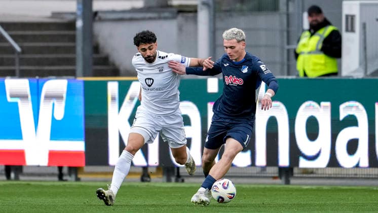 v.li.: Ekin Celebi (Schweinfurt, 11), Paul Hennrich (TSG II, 11), Zweikampf, Spielszene, Duell, duel, tackle, tackling, Dynamik, Action, Aktion, 10.04.2026, Sinsheim (Deutschland), Fussball, 3. Liga, TSG 1899 Hoffenheim II - 1. FC Schweinfurt 05, DFB DFL REGULATIONS PROHIBIT ANY USE OF PHOTOGRAPHS AS IMAGE SEQUENCES AND OR QUASI-VIDEO. *** v li Ekin Celebi Schweinfurt, 11 , Paul Hennrich TSG II, 11 , duel, duel, tackle, tackling, dynamics, action, action, 10 04 2026, Sinsheim Germany , Football, 3 Liga, TSG 1899 Hoffenheim II 1 FC Schweinfurt 05, DFB DFL REGULATIONS PROHIBIT ANY USE OF PHOTOGRAPHS AS IMAGE SEQUENCES AND OR QUASI VIDEO xozx