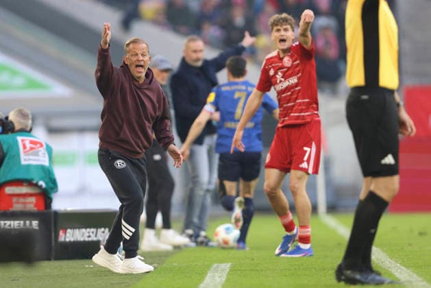 Trainer Markus Anfang (Fortuna Düsseldorf) waehrend des Spiels der 2. Bundesliga zwischen Fortuna Düsseldorf und Holstein Kiel, Merkur Spiel-Arena am 10. April 2026 in Düsseldorf, Deutschland. (Foto von Oliver Kaelke DeFodi Images) +++ Trainer Markus Anfang (Fortuna Düsseldorf) gestures during the 2. Bundesliga match between Fortuna Düsseldorf and Holstein Kiel at Merkur Spiel-Arena on April 10, 2026 in Düsseldorf, Germany. (Photo by Oliver Kaelke DeFodi Images) (Photo by Oliver Kaelke DeFodi Images) - *** Coach Markus Anfang Fortuna Düsseldorf during the 2 Bundesliga match between Fortuna Düsseldorf and Holstein Kiel, Merkur Spiel Arena on April 10, 2026 in Düsseldorf, Germany Photo by Oliver Kaelke DeFodi Images Trainer Markus Anfang Fortuna Düsseldorf gestures during the 2 Bundesliga match between Fortuna Düsseldorf and Holstein Kiel at Merkur Spiel Arena on April 10, 2026 in Düsseldorf, Germany Photo by Oliver Kaelke DeFodi Images