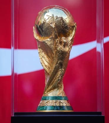 April 10, 2026, Vancouver, Bc, CANADA: The FIFA World Cup, WM, Weltmeisterschaft, Fussball trophy is displayed during the launch of a trophy tour, in Vancouver, on Friday, April 10, 2026. Canada News - April 10, 2026  - ZUMAc35_ 20260410_zaf_c35_014 Copyright: xDarrylxDyckx