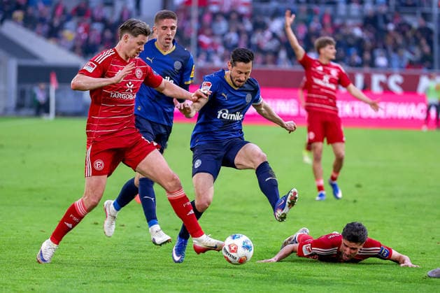 10.04.2026, Fußball, Fortuna Düsseldorf - Holstein Kiel, 2. Fußball Bundesliga, Herren, Merkur Spiel-Arena, 29. Spieltag, Saison 2025 2026: Cedric Itten (Fortuna Düsseldorf 13) im Zweikampf gegen Steven Skrzybski (Holstein Kiel 07) DFB regulations prohibit any use of photographs as image sequences and or quasi-video. Nordrhein-Westfalen Deutschland *** 10 04 2026, Football, Fortuna Düsseldorf Holstein Kiel, 2 Fußball Bundesliga, Herren, Merkur Spiel Arena, 29 Matchday, Saison 2025 2026 Cedric Itten Fortuna Düsseldorf 13 in duel against Steven Skrzybski Holstein Kiel 07 DFB regulations prohibit any use of photographs as image sequences and or quasi video Nordrhein Westfalen Germany
