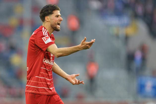 Anouar El Azzouzi (Fortuna Düsseldorf) waehrend des Spiels der 2. Bundesliga zwischen Fortuna Düsseldorf und Holstein Kiel, Merkur Spiel-Arena am 10. April 2026 in Düsseldorf, Deutschland. (Foto von Oliver Kaelke DeFodi Images) +++ Anouar El Azzouzi (Fortuna Düsseldorf) gestures during the 2. Bundesliga match between Fortuna Düsseldorf and Holstein Kiel at Merkur Spiel-Arena on April 10, 2026 in Düsseldorf, Germany. (Photo by Oliver Kaelke DeFodi Images) (Photo by Oliver Kaelke DeFodi Images) - *** Anouar El Azzouzi Fortuna Düsseldorf during the 2 Bundesliga match between Fortuna Düsseldorf and Holstein Kiel, Merkur Spiel Arena on April 10, 2026 in Düsseldorf, Germany Photo by Oliver Kaelke DeFodi Images Anouar El Azzouzi Fortuna Düsseldorf gestures during the 2 Bundesliga match between Fortuna Düsseldorf and Holstein Kiel at Merkur Spiel Arena on April 10, 2026 in Düsseldorf, Germany Photo by Oliver Kaelke DeFodi Images Photo by Oliver Kaelke DeFodi Images