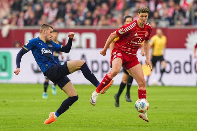 10.04.2026, xydrx, Fußball, 2. Fußball Bundesliga, Fortuna Düsseldorf - Holstein Kiel, Saison 2025 2026, Merkur Spiel-Arena: David Zec (Holstein Kiel, 26) im Zweikampf gegen Cedric Itten (Fortuna Düsseldorf, 13) DFB regulations prohibit any use of photographs as image sequences and or quasi-video. *** 10 04 2026, xydrx, Fußball, 2 Fußball Bundesliga, Fortuna Düsseldorf Holstein Kiel, Saison 2025 2026, Merkur Spiel Arena David Zec Holstein Kiel, 26 im Zweikampf gegen Cedric Itten Fortuna Düsseldorf, 13 DFB regulations prohibit any use of photographs as image sequences and or quasi video Copyright: HMBxMedia YannisxDreimann