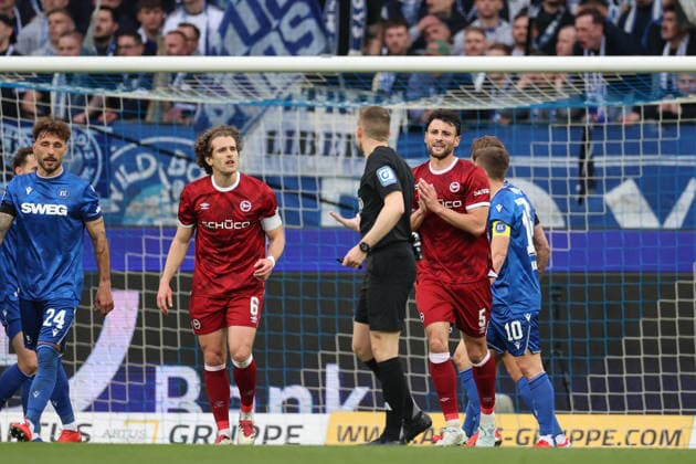 Maximilian Bauer (DSC Arminia Bielefeld, 05) und Mael Corboz (DSC Arminia Bielefeld, 06) haben Redebedarf mit Florian Lechner, (Schiedsrichter, Insel Poel), Karlsruher SC vs. DSC Arminia Bielefeld, Fussball, 2. Bundesliga, 29. Spieltag, 2025 2026, 10.04.2026, DFL REGULATIONS PROHIBIT ANY USE OF PHOTOGRAPHS AS IMAGE SEQUENCES AND OR QUASI-VIDEO, Karlsruher SC vs. DSC Arminia Bielefeld, Fussball, 2. Bundesliga, 29. Spieltag, 2025 2026, 10.04.2026 Karlsruhe *** Maximilian Bauer DSC Arminia Bielefeld, 05 and Mael Corboz DSC Arminia Bielefeld, 06 have to talk to Florian Lechner, referee, Insel Poel , Karlsruher SC vs DSC Arminia Bielefeld, Soccer, 2 Bundesliga, Matchday 29, 2025 2026, 10 04 2026, DFL REGULATES PROHIBIT ANY USE OF PHOTOGRAPHS AS IMAGE SEQUENCES AND OR QUASI VIDEO, Karlsruher SC vs DSC Arminia Bielefeld, Football, Bundesliga 2, Matchday 29, 2025 2026, 10 04 2026 Karlsruhe Copyright: xEibner-Pressefoto JanxPrihodax EP_JPA