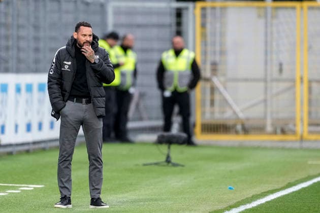 Jermaine Jones (Trainer, Cheftrainer, Schweinfurt), Freisteller, Ganzkörper, Einzelbild, Einzelfoto, Aktion, Action, am Spielfeldrand, an der Seitenauslinie, 10.04.2026, Sinsheim (Deutschland), Fussball, 3. Liga, TSG 1899 Hoffenheim II - 1. FC Schweinfurt 05, DFB DFL REGULATIONS PROHIBIT ANY USE OF PHOTOGRAPHS AS IMAGE SEQUENCES AND OR QUASI-VIDEO. *** Jermaine Jones coach, head coach, Schweinfurt , cropped image, full body, single image, single photo, action, action, on the sidelines, 10 04 2026, Sinsheim Germany , football, 3 Liga, TSG 1899 Hoffenheim II 1 FC Schweinfurt 05, DFB DFL REGULATIONS PROHIBIT ANY USE OF PHOTOGRAPHS AS IMAGE SEQUENCES AND OR QUASI VIDEO xozx