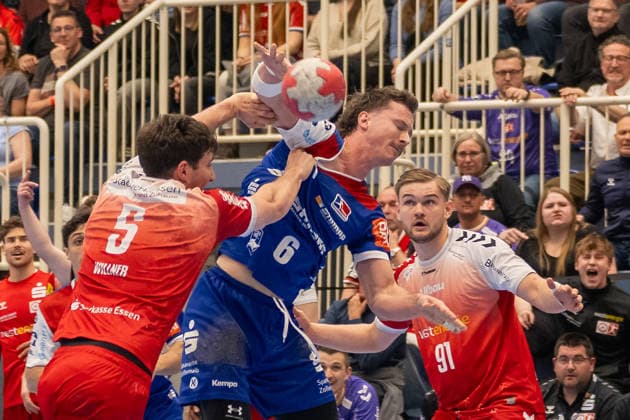 Zweikampf zwischen Valentin Willner (TuSEM Essen, 05), 05hbw und Alexander Schoss (TuSEM Essen, 91). TuSEM Essen vs. HBW Balingen Weilstetten, Handball, 2. HBL, 27. Spieltag, Saison 2025 2026, 10.04.2026 TuSEM Essen vs. HBW Balingen Weilstetten, Handball, 2. HBL, 27. Spieltag, Saison 2025 2026, 10.04.2026 Essen *** Duel between Valentin Willner TuSEM Essen, 05 , 05hbw and Alexander Schoss TuSEM Essen, 91 TuSEM Essen vs HBW Balingen Weilstetten, Handball, 2 HBL, Matchday 27, Season 2025 2026, 10 04 2026 TuSEM Essen vs HBW Balingen Weilstetten, Handball, 2 HBL, Matchday 27, Season 2025 2026, 10 04 2026 Essen Copyright: xEibner-Pressefoto ThomasxHaeslerx EP_THR