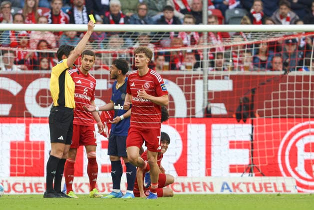 Umut Tohumcu (Holstein Kiel) erhaelt die gelbe Karte waehrend des Spiels der 2. Bundesliga zwischen Fortuna Düsseldorf und Holstein Kiel, Merkur Spiel-Arena am 10. April 2026 in Düsseldorf, Deutschland. (Foto von Oliver Kaelke DeFodi Images) +++ Umut Tohumcu (Holstein Kiel) gets the yellow card during the 2. Bundesliga match between Fortuna Düsseldorf and Holstein Kiel at Merkur Spiel-Arena on April 10, 2026 in Düsseldorf, Germany. (Photo by Oliver Kaelke DeFodi Images) (Photo by Oliver Kaelke DeFodi Images) - *** Umut Tohumcu Holstein Kiel gets the yellow card during the 2 Bundesliga match between Fortuna Düsseldorf and Holstein Kiel, Merkur Spiel Arena on April 10, 2026 in Düsseldorf, Germany Photo by Oliver Kaelke DeFodi Images Umut Tohumcu Holstein Kiel gets the yellow card during the 2 Bundesliga match between Fortuna Düsseldorf and Holstein Kiel at Merkur Spiel Arena on April 10, 2026 in Düsseldorf, Germany Photo by Oliver Kaelke DeFodi Images Photo by Oliver Kaelke DeFodi Images