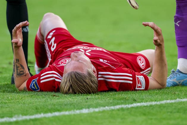 10.04.2026, Fußball, Fortuna Düsseldorf - Holstein Kiel, 2. Fußball Bundesliga, Herren, Merkur Spiel-Arena, 29. Spieltag, Saison 2025 2026: Jesper Daland (Fortuna Düsseldorf 02) liegt mit Schmerzen im Strafraum auf dem Soielfeld DFB regulations prohibit any use of photographs as image sequences and or quasi-video. Nordrhein-Westfalen Deutschland *** 10 04 2026, Football, Fortuna Düsseldorf Holstein Kiel, 2 Fußball Bundesliga, Herren, Merkur Spiel Arena, 29 Spieltag, Saison 2025 2026 Jesper Daland Fortuna Düsseldorf 02 lies with pain in the penalty area on the pitch DFB regulations prohibit any use of photographs as image sequences and or quasi video Nordrhein Westfalen Germany