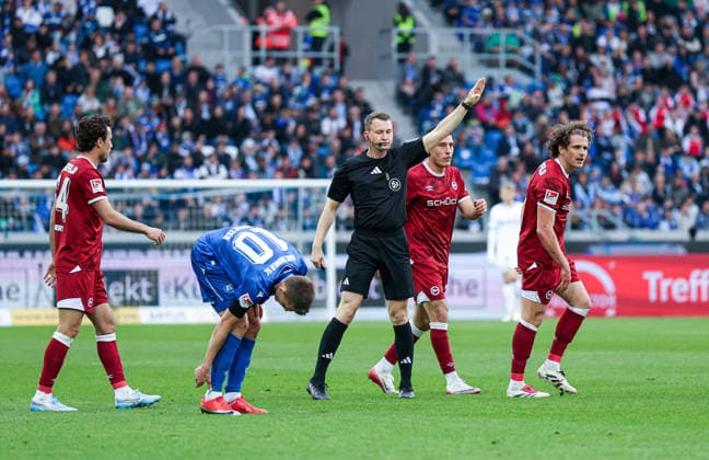 Deutschland: Karlsruher SC vs. Arminia Bielefeld, 2. Bundesliga, BBBank Wildpark (Karlsruhe): Florian Lechner (Schiedsrichter) Karlsruhe BBBank Wildpark Baden-Württemberg Deutschland *** Germany Karlsruher SC vs Arminia Bielefeld, 2 Bundesliga, BBBank Wildpark Karlsruhe Florian Lechner Referee Karlsruhe BBBank Wildpark Baden Württemberg Germany Copyright: xBenedictxChristx